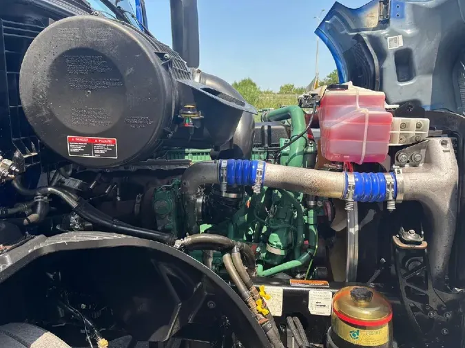 2019 VOLVO VNL64T760