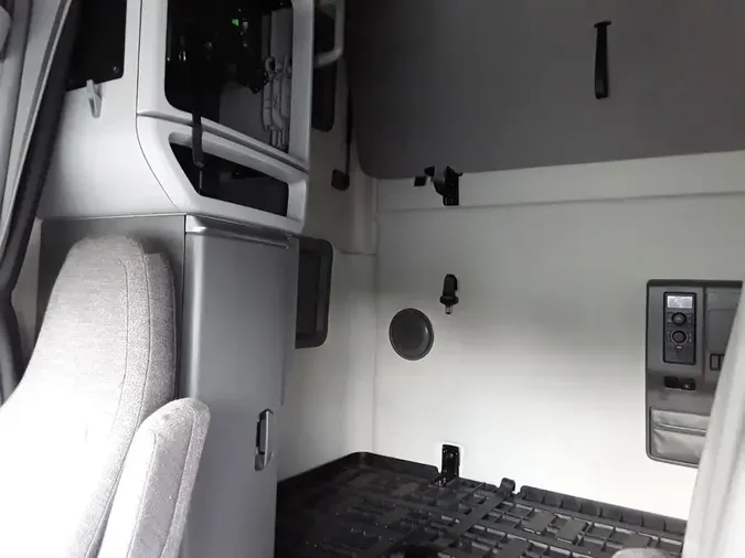 2019 VOLVO VNL64T-760