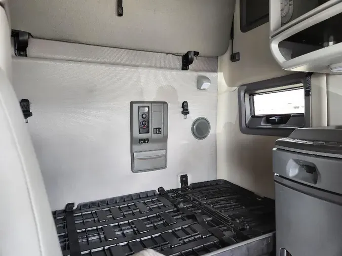 2020 VOLVO VNL64T760