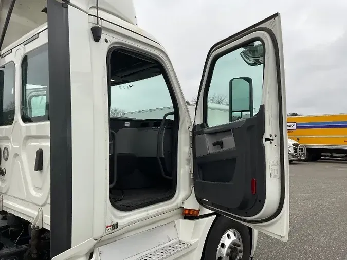 2018 Freightliner T12664ST