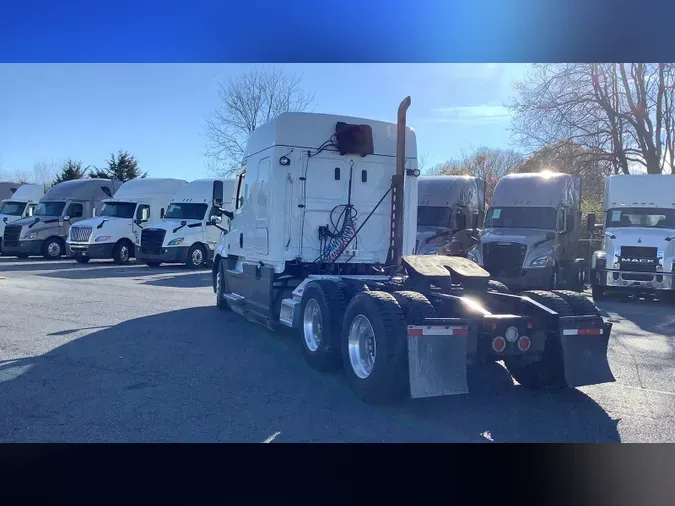 2021 Freightliner Cascadia 126a68a386bf07f4d8f4a1677af6479bb7d