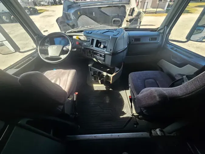 2020 VOLVO VNR64T-640