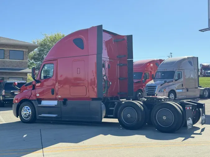 2020 FREIGHTLINER Cascadia 126