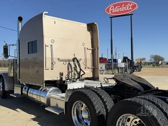 2019 PETERBILT 389