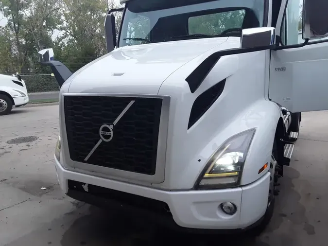 2019 VOLVO VNR42T 300