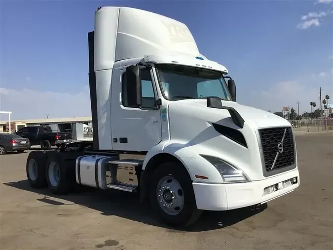 2020 VOLVO VNR300