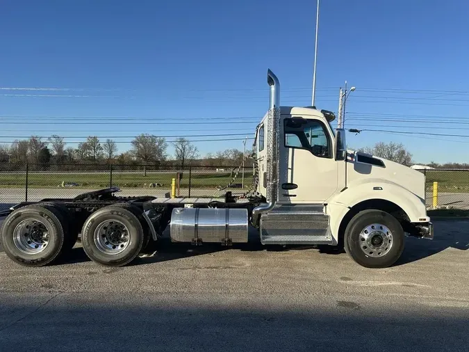 2025 Kenworth T880