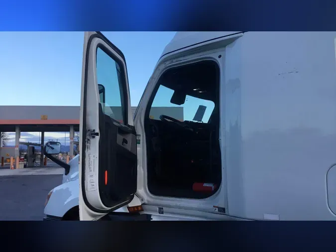 2021 Freightliner Cascadia 126