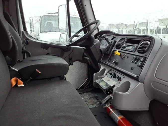 2015 FREIGHTLINER/MERCEDES M2 106