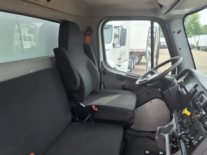 2018 FREIGHTLINER M2 106
