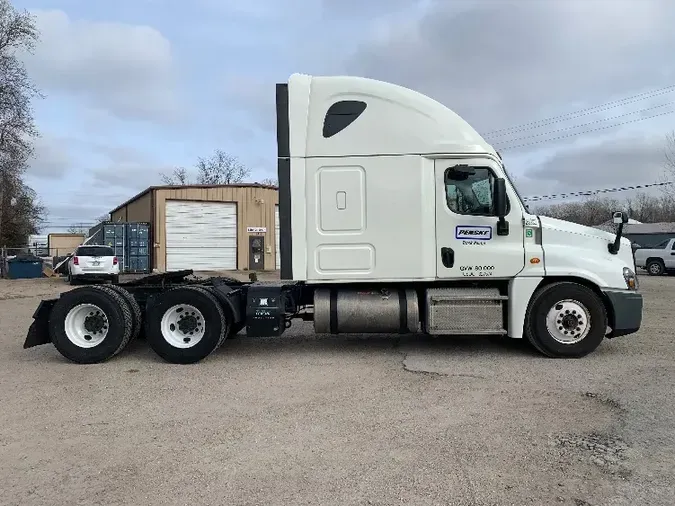 2019 Freightliner X12564ST