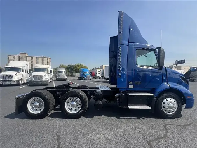 2020 VOLVO VNR300