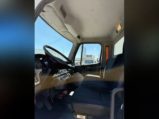 2016 FREIGHTLINER M2 106