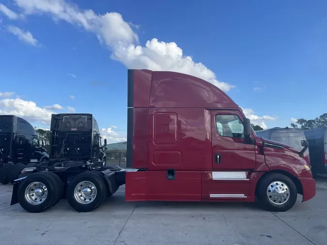 2020 Freightliner Cascadia 126