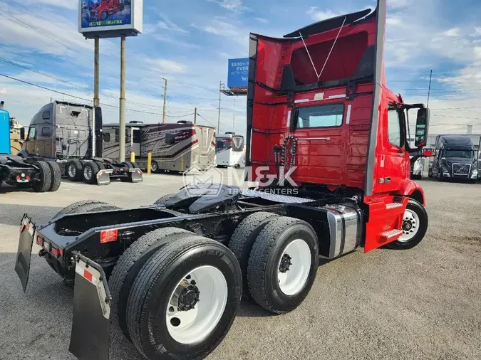 2020 VOLVO VNR64T300