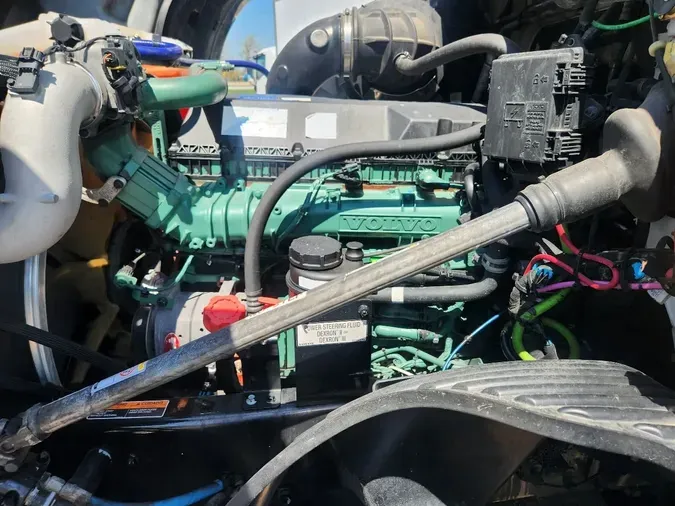 2021 VOLVO VNL64T760