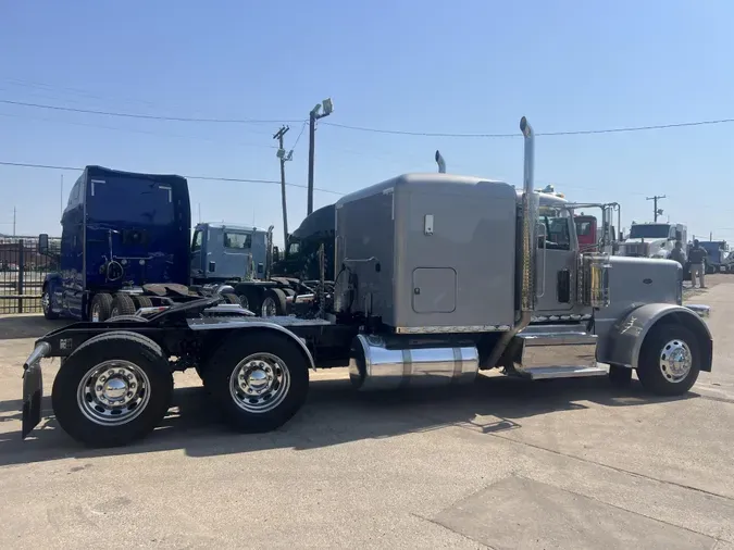 2021 Peterbilt 389