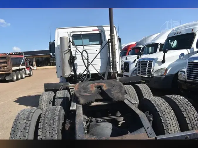 2014 VOLVO VNM64T200