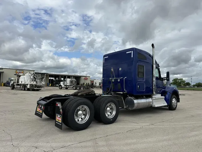 2022 Kenworth W990