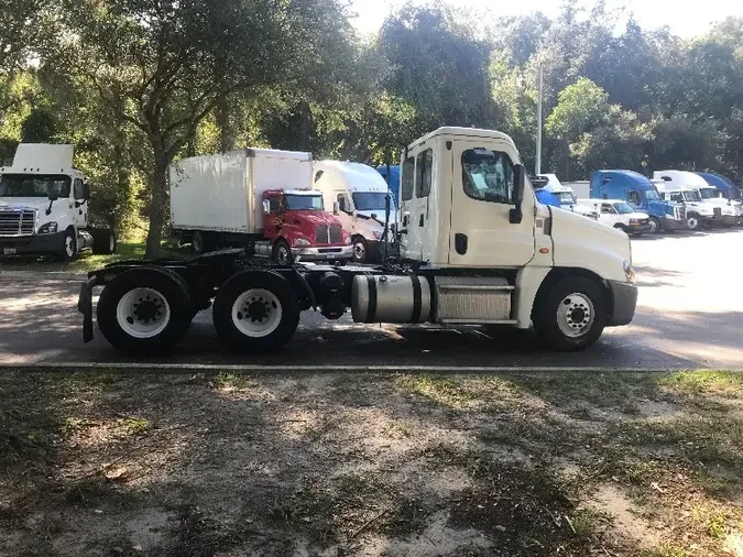 2018 Freightliner X12564ST