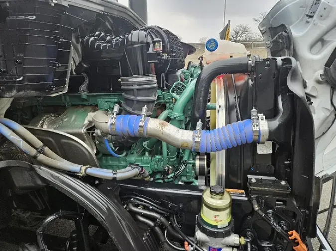 2025 VOLVO VNL64T860