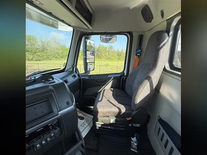 2023 VOLVO VNR64T300