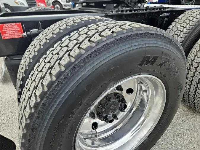 2021 VOLVO VNL64T760