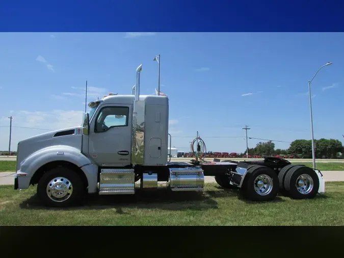 2025 Kenworth T880