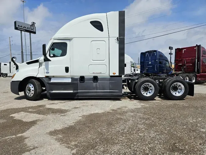2021 FREIGHTLINER CASCADIA CA126