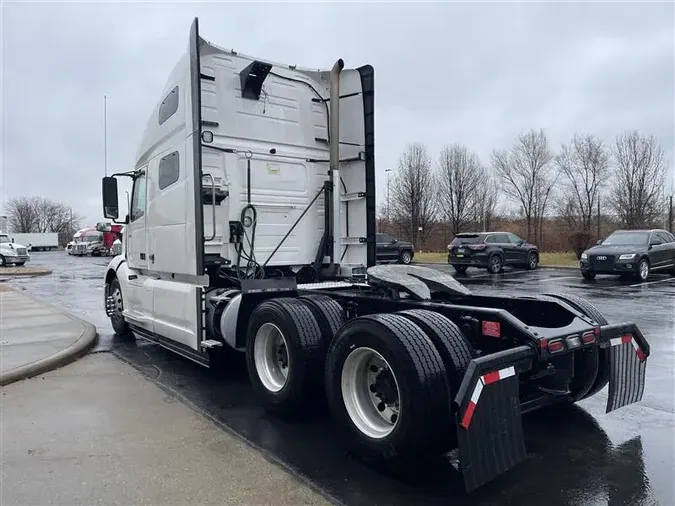 2021 VOLVO VNL64T760