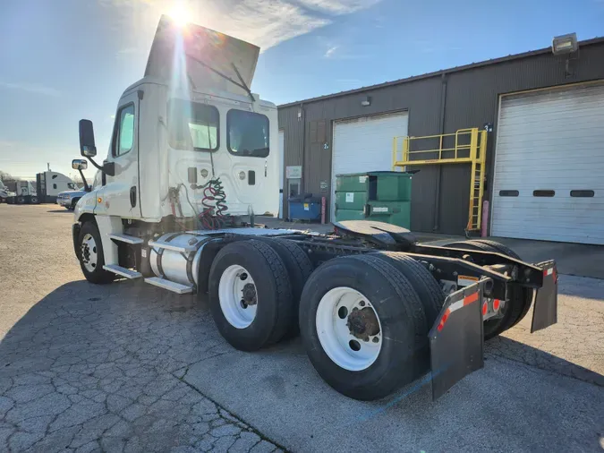 2015 FREIGHTLINER/MERCEDES CASCADIA 125