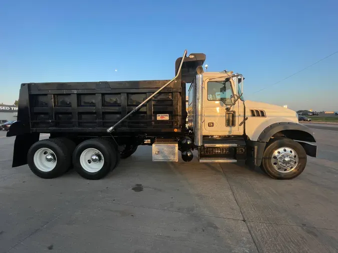 2019 MACK GR64F