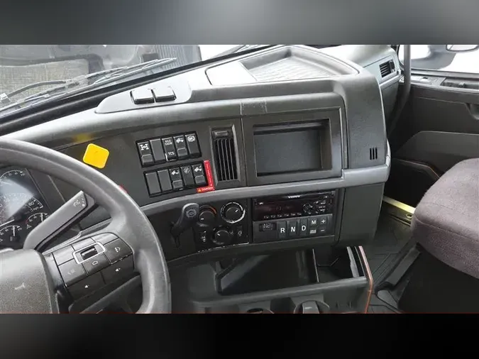 2021 VOLVO VNR64T300