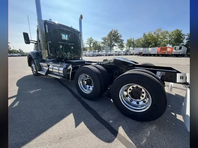 2025 Kenworth T880