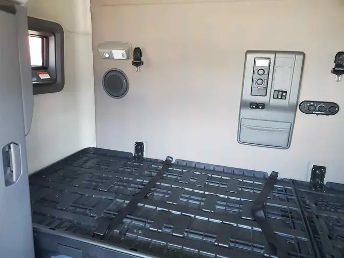 2022 VOLVO VNL64T740