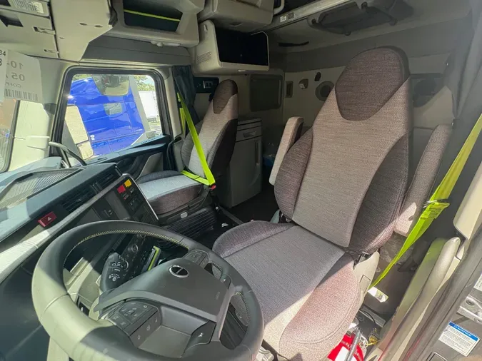 2026 VOLVO TRUCK VNL64TV04
