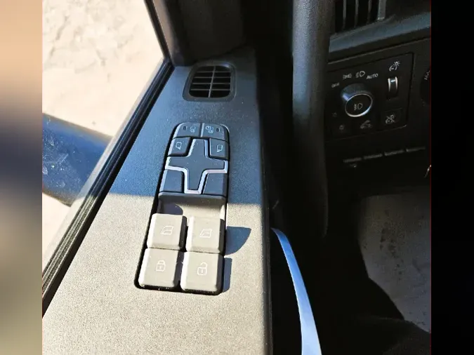 2025 VOLVO VNL64Tv04