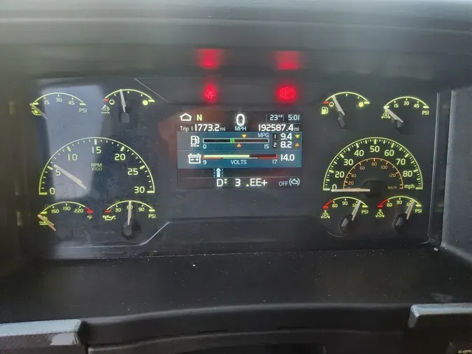 2023 VOLVO VNL64T860