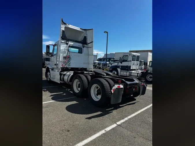 2018 VOLVO VNL64T-300