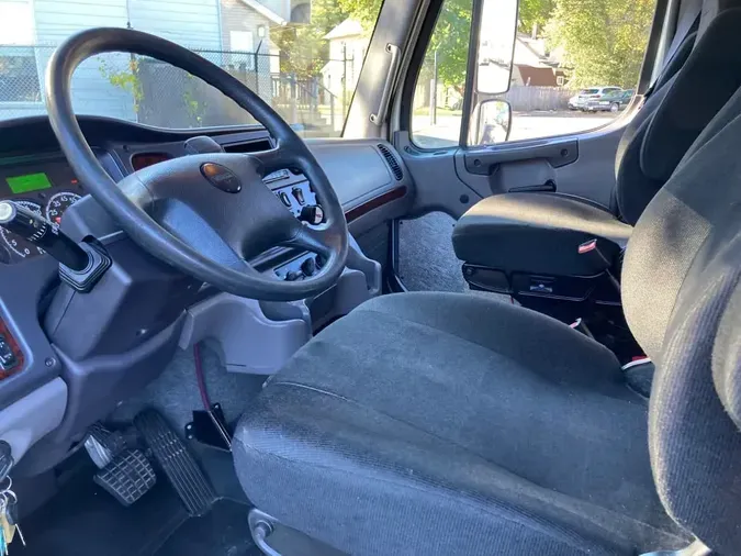 2017 FREIGHTLINER/MERCEDES M2 106