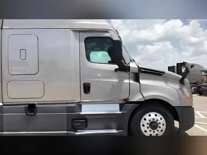 2021 Freightliner Cascadia 126