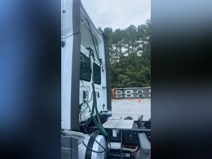 2020 Freightliner Cascadia 126