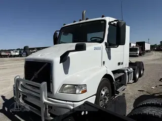2018 VOLVO VNM64T200
