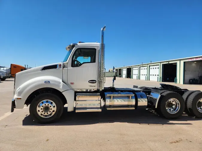 2025 Kenworth T880