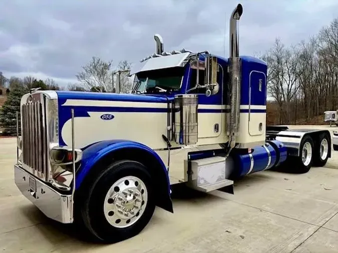 2023 Peterbilt 389