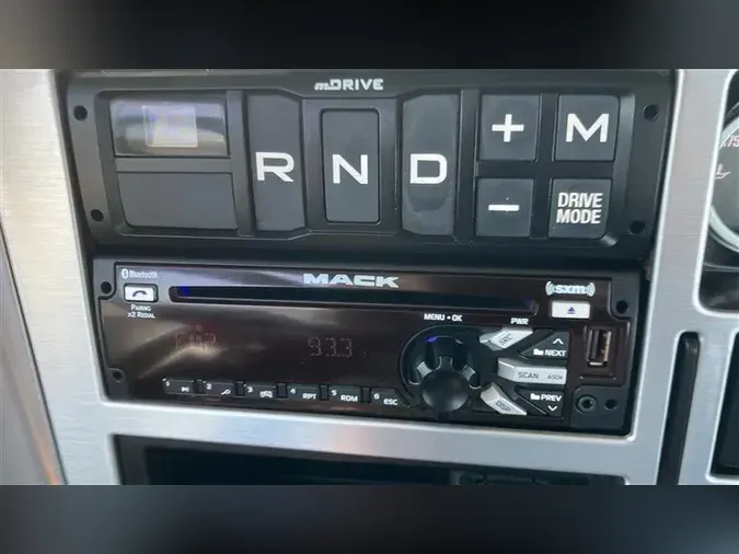 2021 MACK GR64BT