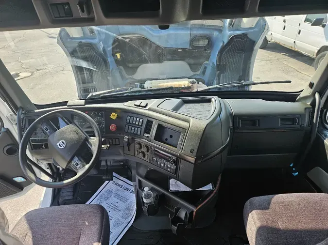 2023 VOLVO VNL64T860