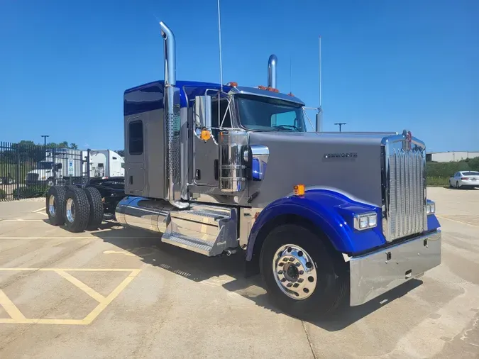 2025 Kenworth W900L