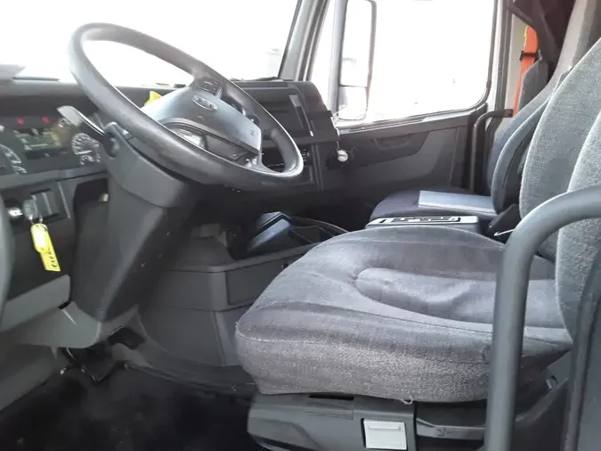 2019 VOLVO VNL64T-760