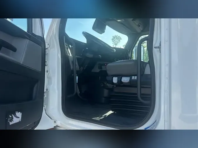 2021 FREIGHTLINER CA126